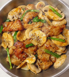 Ức gà xào nấm mặn