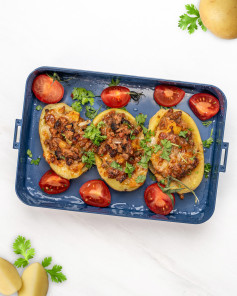 Khoai tây nướng mặn với thịt lợn kiểu châu Âu