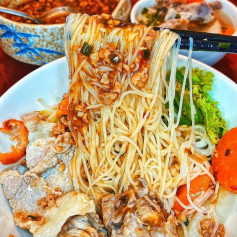 Mì khô xào mặn với nước sốt thịt đậm đà