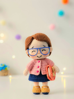 Sevimli Amigurumi Bebek: Eldeki Kitapla Okul Yolu