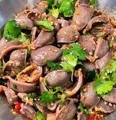 Salad mề gà cay với rau thơm