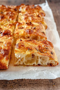 THE BEST SOURDOUGH GARLIC ROSEMARY FOCACCIA RECIPE!! 🤤🥖🧄🫶