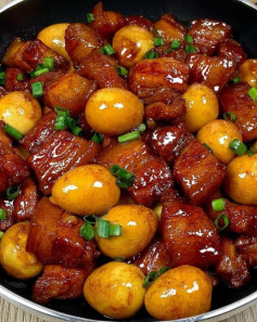 Thịt Ba Chỉ Kho Trứng Cút Đậm Đà Thơm Ngon