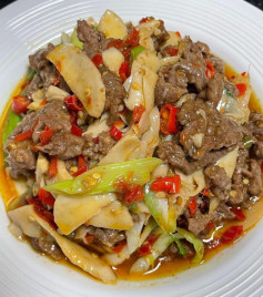 Thịt Bò Xào Nấm Đùi Gà Sa Tế Cay Nồng