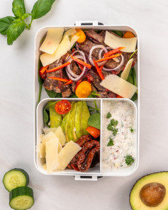 Salad thịt bò Umami với phô mai Parmesan và cà chua phơi nắng