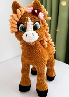 Вязаная игрушка лошадь с цветами на гриве