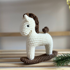 Вязаная игрушка лошадка на качалке крючком для детей