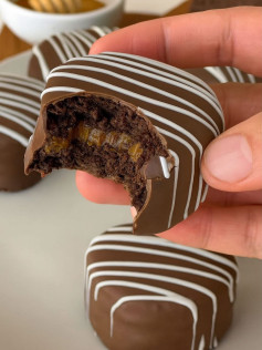 Alfajor de Chocolate com Doce de Leite e Listras Brancas