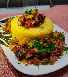 Angu Cremoso com Carne Seca Desfiada e Cheiro-Verde