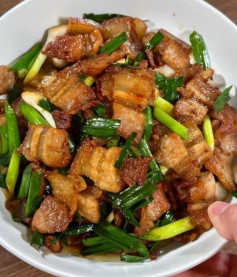 Ba Chỉ Rang Hành Cháy Cạnh – Hương Vị Dân Dã Đậm Đà