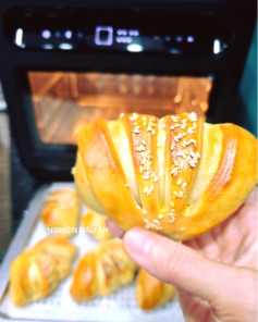 Bánh Mì Nhân Thịt Thơm Ngon, Đậm Đà Cho Bữa Sáng Gia Đình