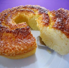 Bolo Cremoso de Queijo e Coco Dourado