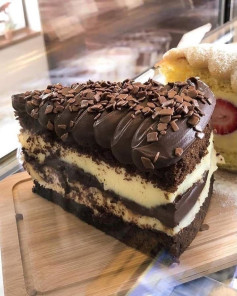 Bolo de Chocolate com Creme Branco e Ganache Delicioso