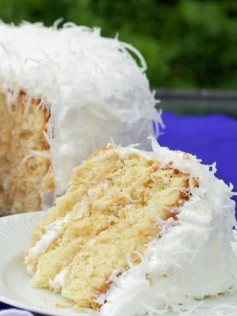 Bolo de Coco Molhadinho com Calda Cremosa