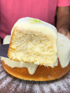 Bolo de Limão com Cobertura Cremosa e Toque Refrescante