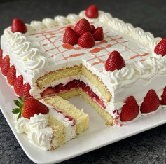 Bolo de Morango com Creme e Toque de Pimenta Rosa