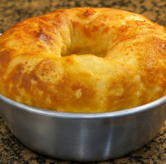 Bolo de Pão de Queijo Dourado e Irresistível