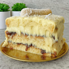 Bolo Delícia de Coco com Creme e Ameixa