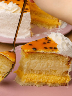 Bolo Mousse de Maracujá Refrescante com Toque de Chantilly