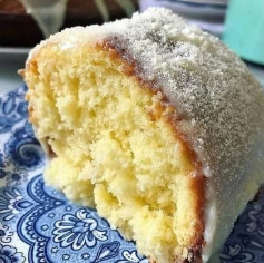 Bolo Nevado de Leite Macio com Cobertura Cremosa