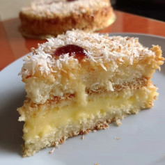 Bolo Nuvem de Coco: Delicadeza Cremosa com Toque de Coco