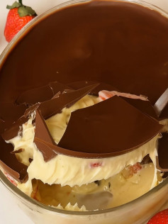 Bombom de Morango com Ganache Crocante na Travessa