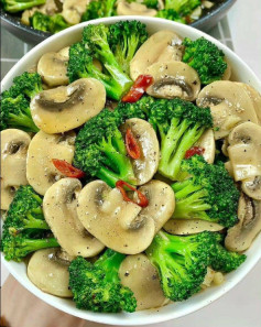 Bông Cải Xanh Xào Nấm Mỡ Thơm Ngon Giòn Rụm