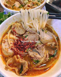 Bún Bò Huế Đậm Đà Vị Giò Heo và Chả Lụa