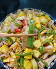 Chân Gà Sốt Thái Giòn Cay Rau Tiến Vua