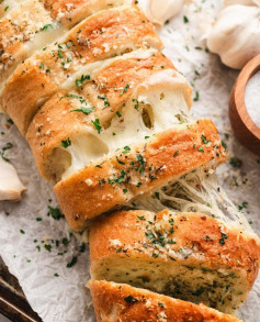 Cheesy Garlic Bliss: Melty Mozzarella Stuffed Bread