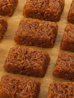 Cocada de Coco Caramelizada: Doce Crocante com Sabor de Infância