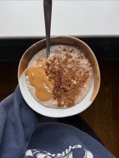 Creamy Banana Bread Oats with Cinnamon and Peanut Butter