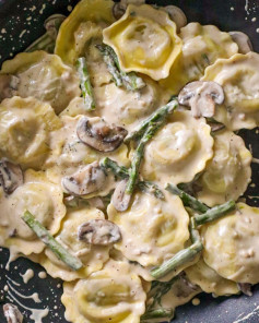 Creamy Garlic Ravioli with Asparagus and Mushrooms Delight
