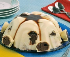Delícia Cremosa de Ouro Branco com Calda de Chocolate