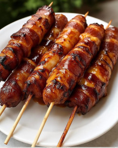 Espetinho Crocante de Salsicha com Bacon e Barbecue