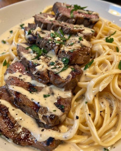 Fettuccine Alfredo com Bife Suculento e Toque de Parmesão