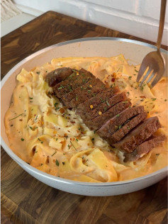Fettuccine Cremoso com Parmesão e Bife Suculento