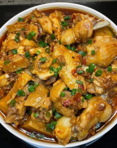 Gà Kho Bí Đỏ Hấp Dẫn Đậm Đà Hương Vị Việt