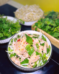 Gỏi Ngan Thơm Ngon Với Hành Tây Và Rau Húng Quế