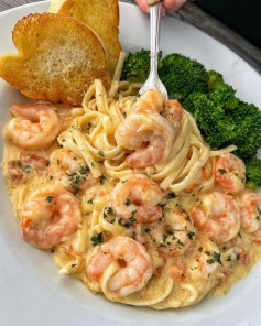 Linguine Cremoso de Camarão com Toque de Parmesão