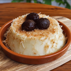 Manjar de Coco com Calda de Caramelo e Ameixas
