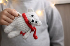 Милый вязаный медвежонок с красным шарфом