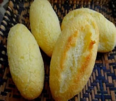 Pãozinho de Tapioca Dourado com Coco e Manteiga