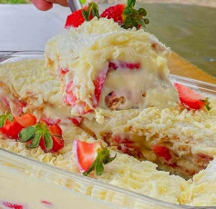 Pavê de Chocolate Branco com Morangos Frescos e Crocância