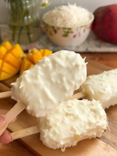 Picolé Cremoso de Manga com Coco e Chocolate Branco