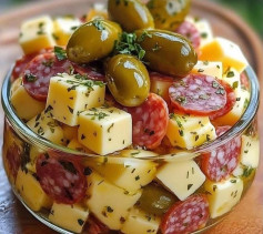 Queijo Marinado com Salame e Azeitonas Saborosas