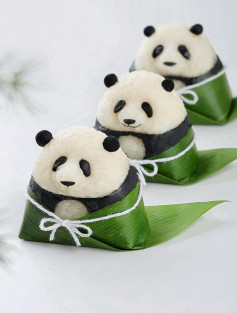 Sharing the process of making panda rice balls