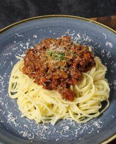 Slow-Simmered Spaghetti Bolognese with Rich Beef Flavor