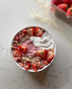 Strawberry Bliss Smoothie Bowl with Creamy Greek Yogurt
