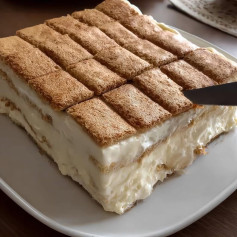 Torta Cremosa de Biscoito com Ganache de Chocolate Branco